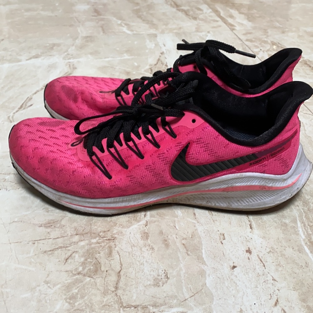 Hot pink Nike vomero 14